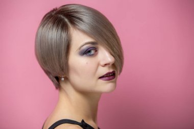 pembe arka plan üzerinde kısa saçlı güzel genç kadın moda