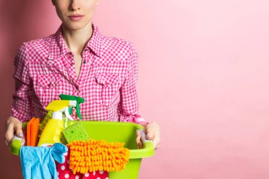 Kadın ev için oda temizlemek için hazır sağlar. Bahar Temizlik kavramı