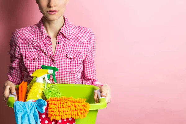 Kadın ev için oda temizlemek için hazır sağlar. Bahar Temizlik kavramı