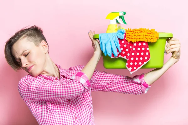 家のクリーニングの概念をすることがなく喜んで 部屋を掃除することを拒否する女性 — ストック写真