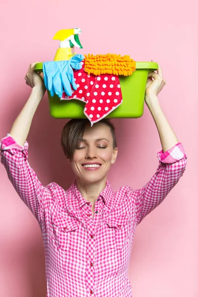 Concepto Limpieza Primavera Mujer Divertida Con Suministros Casa Limpiar Hogar —  Fotos de Stock