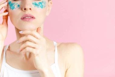 Gözlerinin üzerine pembe arka plan, sabah güzellik yordamı kavramı altında mavi yamalar bir kızla