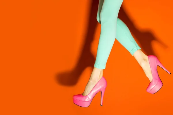 Sexy Piernas Femeninas Tacón Alto Zapatos Color Rosa Sobre Fondo —  Fotos de Stock