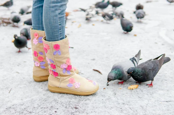 Patas Graciosas Botas Con Flores Nieve Calle Ciudad Alimentando Aves — Foto de Stock