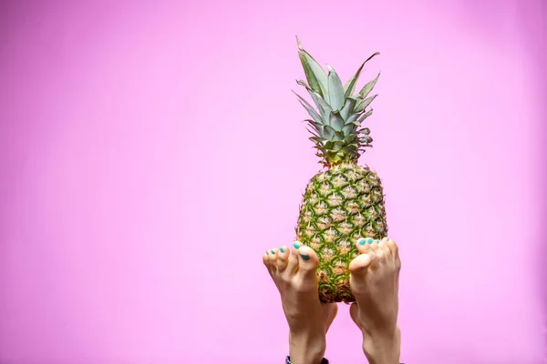 Lustiges Mädchen Mit Beinen Die Ananas Halten Gesunder Sport Und — Stockfoto