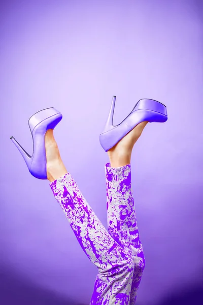 Female Legs Wearing High Heels Bright Purple Background — Stock Photo, Image