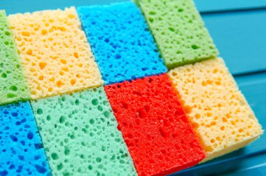 Üzerinde mavi arka plan temizleme süngerleri