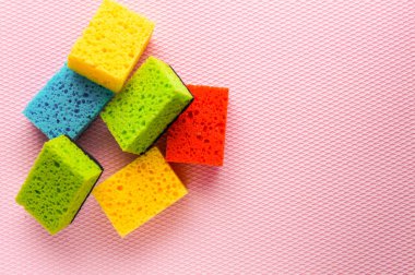 Mutfak temizlik sünger pembe arka plan üzerinde ayarla