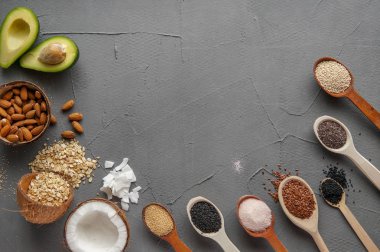 Sağlıklı gıda temizlik yemek: tohum, superfood, Mısır gevreği, fındık ve meyve üzerinde gri beton arka plan, kopya alanı