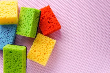 Mutfak temizlik sünger pembe arka plan üzerinde ayarla