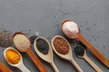 Gri beton zemin üzerine kaşık Superfood