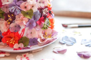 İpek çiçek dekorasyon yapma süreci ile yaratıcı bahar arka plan