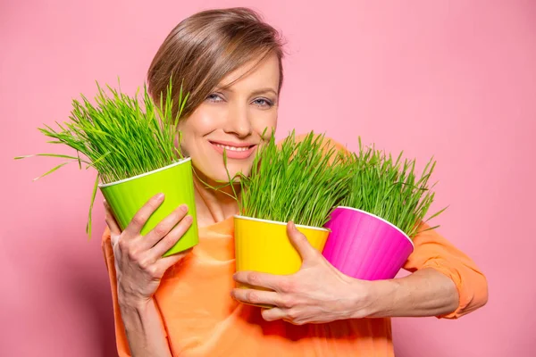 Giovane Signora Con Fiori Vasi Fiori Sfondo Rosa Brigh — Foto Stock