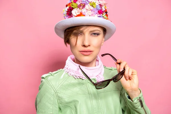 Beautiful Spring Woman Wearing Floral Hat Sunglasses Mint Jacket Pink — Stock Photo, Image