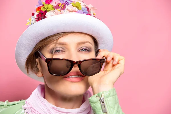 Beautiful Spring Woman Wearing Floral Hat Sunglasses Mint Jacket Pink — Stock Photo, Image