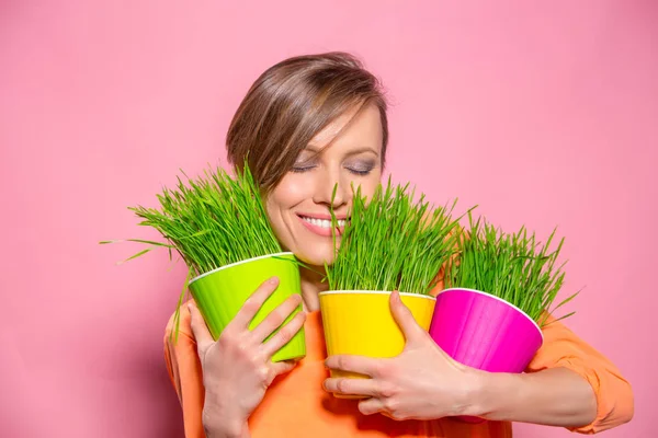 Ung Dam Med Blommor Blomkrukor Över Brig Rosa Bakgrund — Stockfoto