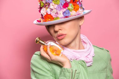 güzel seksi kadın parfüm uygulanması 