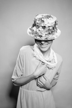 Şapkalı güzel genç gülümseyen kadın. Siyah ve beyaz moda resim