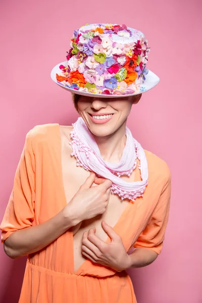 Mooie Jonge Lachende Vrouw Hoed — Stockfoto