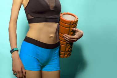 Egzersiz ve fitness kavramı. Kadın egzersiz için gidiyor