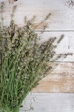 Ahşap masa üzerinde lavanta ile kırsal manzara