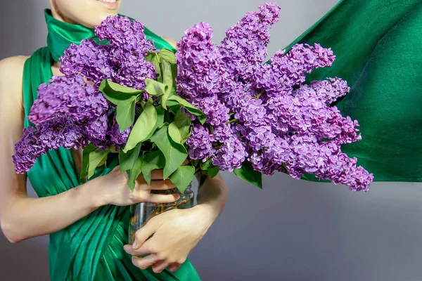 Kvinna Med Bukett Blommor — Stockfoto