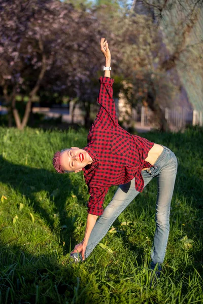 Ritratto Una Ragazza Moderna Con Acconciatura Corta Rosa Brillante Blu — Foto Stock