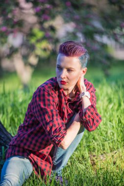 Parlak pembe ve mavi kısa saç modeli ile modern bir kız portresi. Açık havada rahat portre. Saç boyama