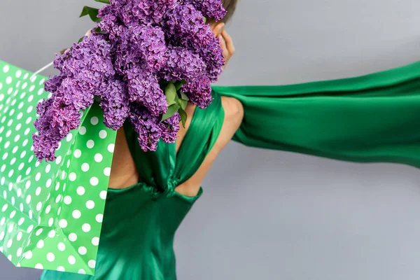 Jonge Gelukkig Zomer Winkelen Vrouw Met Boodschappentassen Geïsoleerd Een Grijze — Stockfoto