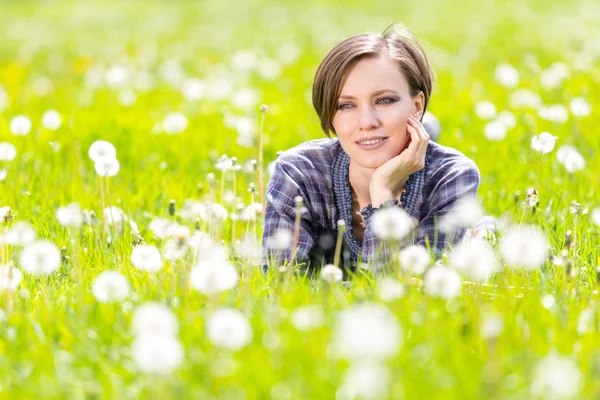 Piękna Kobieta Ciesząc Się Pole Leżącej Łące Kwiatów Wieje Nasion — Zdjęcie stockowe