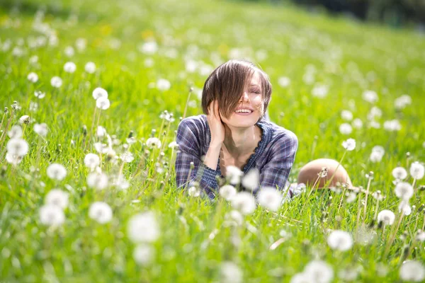 Vacker Kvinna Njuter Maskros Fältet Liggande Ängen Blommor Och Blåser — Stockfoto