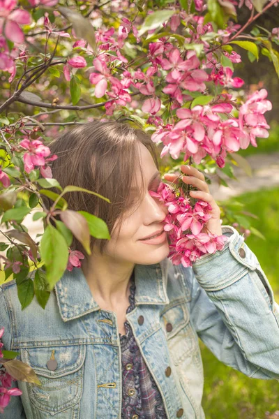 Gelukkig Jonge Vrouw Stadspark Genieten Van Bloeiende — Stockfoto