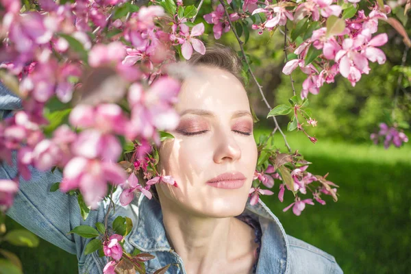 Šťastná Mladá Žena Městském Parku Těší Kvetoucí — Stock fotografie