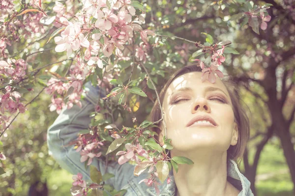 Happy Young Woman City Park Enjoying Blooming — Stock Photo, Image