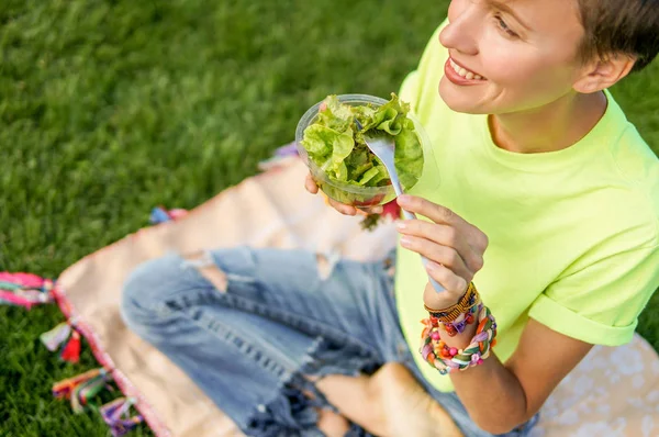 Retrato Mujer Caucásica Sonriente Comiendo Ensalada — Foto de Stock