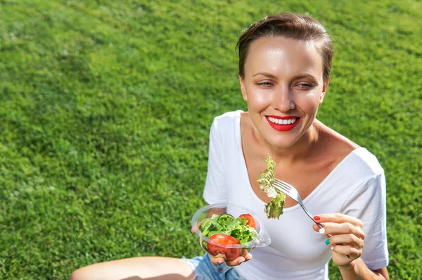 Portrait Caucasian Smiling Woman Eating Salad — Stock Photo, Image