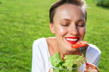 Salata yemek beyaz gülümseyen kadın portresi