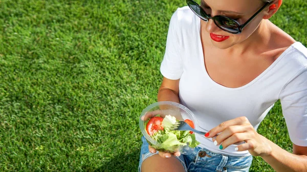 Portret Van Kaukasische Lachende Vrouw Eten Salade Bovenaanzicht Weergave Van — Stockfoto