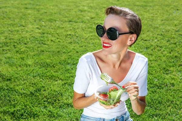 サラダを食べて笑顔の白人の女性の肖像画 — ストック写真