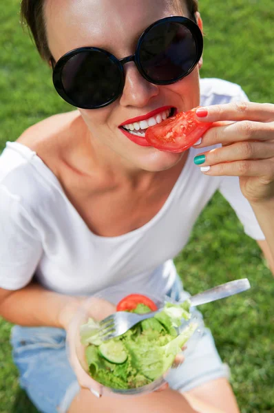 Portrait Caucasian Smiling Woman Eating Salad Beautiful Teeth Biting Tomato — Stock Photo, Image