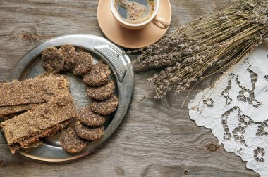 Bir fincan kahve ya da ev pişmiş Çerezler üzerinde ahşap rustik arka plan ile hindiba. Sıcak kahve zaman zevkle kavramı