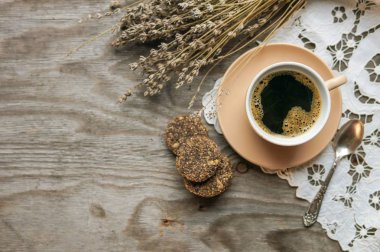 Bir fincan kahve ya da ev pişmiş Çerezler üzerinde ahşap rustik arka plan ile hindiba. Sıcak kahve zaman zevkle kavramı