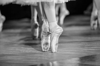 Balerin bale ayakkabıları, closeup bacaklar. siyah ve beyaz