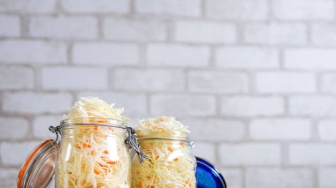 Fermente edilmiş vejetaryen gıda konsepti. Ev yapımı lahana, beyaz mutfakta lahana turşusu.