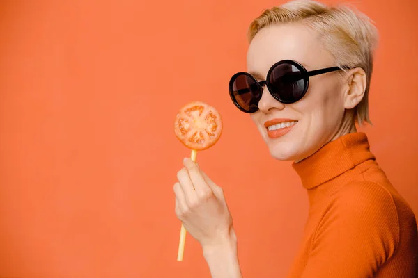Beauty Portrait Female Model Wearing Trendy Sunglasses Holding Slice Tomato — Stock Photo, Image