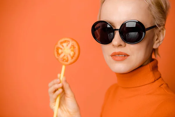 Beauty Portrait Female Model Wearing Trendy Sunglasses Holding Slice Tomato — Stock Photo, Image