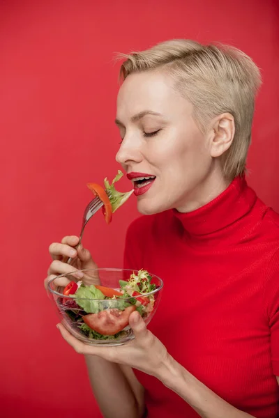 Beautiful Caucasian Woman Eating Salad Studio Shot — Stock Photo, Image