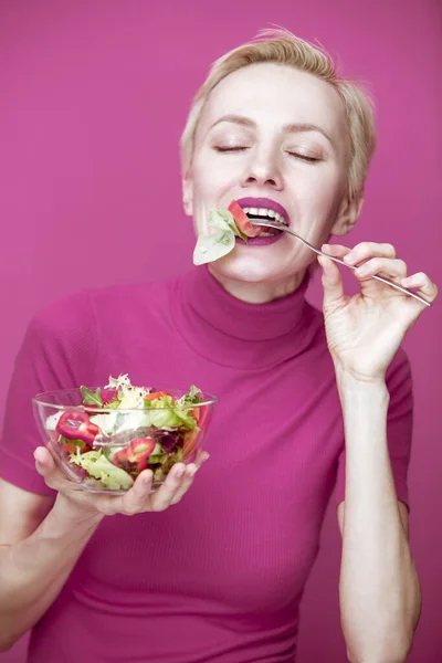 Schöne Kaukasische Frau Die Salat Auf Rosa Lila Hintergrund Isst — Stockfoto