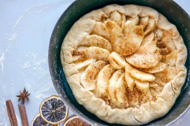 Mutfak masasında ev yapımı elmalı turta. Tarçınlı elma galeti