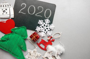 Noel kompozisyonu. Hediyeler, köknar ağacı dalları, beyaz üzerine kırmızı süslemeler, gri arka plan. Noel, kış, yeni yıl konsepti. Düz konum, üst görünüm, kopyalama alanı